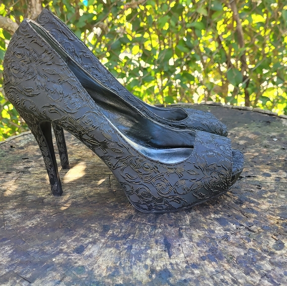 Vintage Women Black Detailed Designs High Heel Pumps By Vera Wang Size 6M/Women - Picture 8 of 10